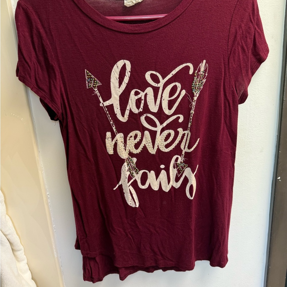 Women's Burgundy Graphic Tee - Love Never Fails
